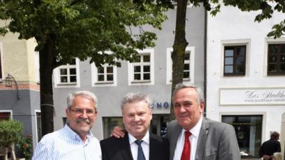 Bild: Günter Zintl
Geburtstagsgrüße an den Vikar: Willi Dürr (links) und Oberbürgermeister Kurt Seggewiß gratulieren Pfarrvikar Josef Matys (Mitte).