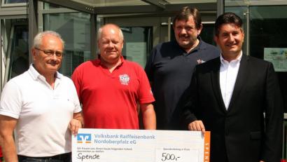 Bild: R. Kreuzer
Rennen für das Rote Kreuz: (von links) ATC-Präsident Manfred Gärber und Martin Regler übergeben die Spende an Peter Lischker und Sandro Galitzdörfer.