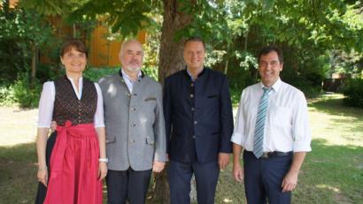 Bild: sir
Martin Neumeyer, Vorstandsvorsitzender der Bayerischen Staatsforsten (Zweiter von rechts), verabschiedete Hubert Meier (links mit Ehefrau Renate) aus seinem Dienst als Leiter des Forstbetriebs Roding und hieß dessen Nachfolger, Rudolf Zwicknagl (rechts), willkommen.