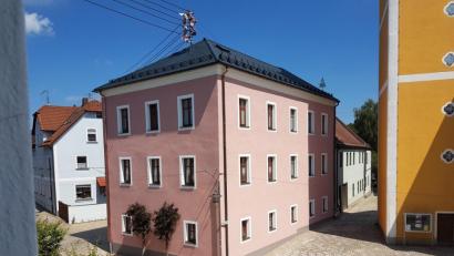 Bild: fjo
Eine umfassende Dachsanierung erfuhr das gemeindliche Anwesen Kirchplatz 1. Was auf dem rückwärtigen First wie das vergessenes Bäumchen des Richtfestes erscheinen mag, ist in Wirklichkeit die Spitze des Maibaums auf dem Marktplatz.