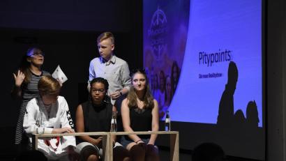 Bild: Petra Hartl
Für das Stück „Pitypoints“, das die Mittelstufen-Theatergruppe des Gregor-Mendel-Gymnasiums auf die Bühne brachte, gab es keine Vorlage. Lehrerin Claudia Ried führte nicht nur Regie, sie schrieb auch den Text.