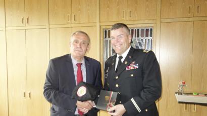 Bild: exb
Oberbürgermeister Kurt Seggewiß (links) und Colonel Adam J. Boyd tauschen Geschenke aus.