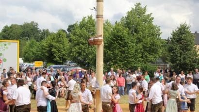 Bild: ads
Eine sehr gute Figur machen die 19 Kirwapaare des Schnoittenbecka Kirwavereins beim Baumaustanzen.