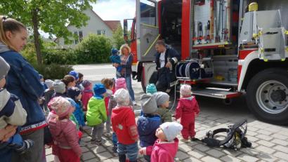 Bild: exb
Die Freiwillige Feuerwehr Haselmühl zu Besuch bei der Kita Arche Noah