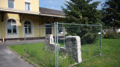 Bild: wro
Das Kunstwerk entstand im Rahmen des Künstlersymposiums, das den Nordgautag 2018 begleitete. Geschaffen wurde es von Tilo Ettl aus dem tschechischen Plana. Den Bauzaun hat der Bauhof Wiesau aufgestellt.