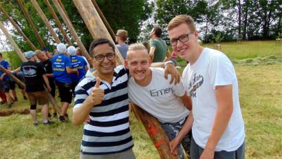 Bild: fnk
Bhim Prasad Panta (links) aus Nepal schiebt beim Aufstellen des Großenfalzer Kirwabaums kräftig mit an.