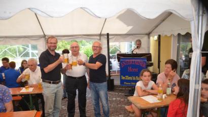 Bild: fz
Auf ein gutes Gelingen stoßen die beiden Pfarrer Thomas Stohldreier und Andreas Hanauer mit Alfred Wulfänger an.