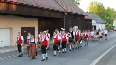 Bild: soj
Nach dem Konzert zogen die Musiker zum Zapfenstreich durch die Ebnather Straßen.