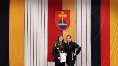 Bild: exb
Marie Gradl (links) holte bei den Deutschen Meisterschaften den dritten Platz, ihre Schwester Lena wurde Neunte.