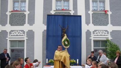 Bild: jzk
Auch am vierten Altar beim Haus von Ely Eibisch in der Friedrichstraße 1 spendete Stadtpfarrer Konrad Amschl mit der Monstranz den sakramentalen Segen.