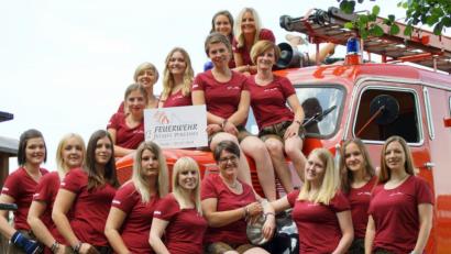 Bild: Feuerwehr Pfreimd/exb
Ein Oldtimer ist nur das Feuerwehrauto. Beim Jubiläum mischen junge Festdamen auf.