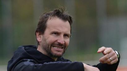 Bild: ham
Trainer Wolfgang Richthammer hat die vergangene Spielzeit seines 1. FC Schwarzenfeld in der Bezirksliga einer kritischen Analyse unterzogen.