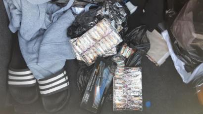 Bild: Bundespolizeiinspektion Waidhaus
In diesem zugemüllten Kofferraum wollte ein junger Mann aus Baden-Württemberg verbotene Böller und ein Elektrotschockgerät einschmuggeln.