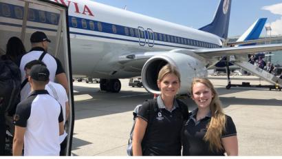 Bild: exb
Julia Simon (links) und Schützenkollegin Isabella Straub kurz vor dem Abflug zu den European Games nach Minsk.
