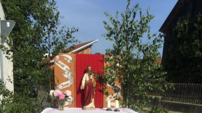Archivbild: weu
65 Jahre lang bauten Martha Kraus und ihre Familie den Fronleichnamaltar auf und dekorierten ihn mit Blumen und Blumenteppich.
