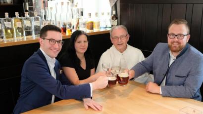 Bild: do
Er kennt schon den Betrieb und hat sich deshalb für Speinshart entschieden. Ab 1. Juli 2019 ist Felix Bauernfeind (rechts) neuer Betriebsleiter des Kloster-Gasthofes. Mit einem Prosit auf die Zukunft des Hauses führten Peter Nasser, die bisherige Chefin Monika Neumann und der "Finanzminister des Klosters" Pater Andreas (von links) den "Jungspund" in seine verantwortungsvolle Aufgabe ein.