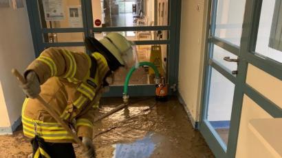 Bild: Feuerwehr Amberg
Feuerwehreinsatz im Klinikum St. Marien in Amberg: Hier hat der Starkregen am Donnerstag Wasser und Schlamm vom oberen Parkplatz in einen hinteren Eingangsbereich geschwemmt.