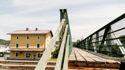 Bild: Hösamer
Der Steg über den Gleiskörper am Bahnhof Wernberg wird weichen müssen. Die Frage ist, wer für den Neubau dieser Brücke bezahlt. Die Bahn sähe gerne, wenn sich die Marktgemeinde mit bis zu 700 000 Euro beteiligt. Die Wernberg-Köblitzer sehen das anders.