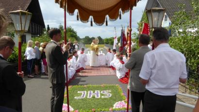 Bild: exb
Auch in Kulmain zogen an Fronleichnam die Gläubigen mit Pfarrer Markus Bruckner durch die Straßen.