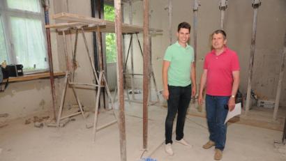 Bild: ge
Schulleiter Dieter Meyer (rechts) und Dominik Ernst vom Gebäudemanagement des Landkreises begutachten den Baufortschritt – die Arbeiten liegen voll im Zeitplan.