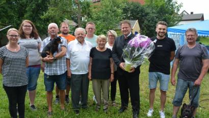 Bild: jr
Diamantene Hochzeit feierten an Fronleichnam Horst und Rose-Marie Mehlhase (Mitte). Dazu gratulierten (von links) die Enkel Selina und Corinna, Sohn Robert, Enkel Sven, Sohn Jürgen, Tochter Martina, Zweiter Bürgermeister Stefan Grillmeier, Enkel Jeffrey und Schwiegersohn Hermann.