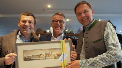 Bild: tr
An die Geschäftsführer Paulus Mehler (links) und Ludwig Mehler (rechts) überreichte Bürgermeister Franz Stahl als Jubiläumsgeschenk den Nachdruck eines Merian-Stichs mit der Tirschenreuther Stadtansicht aus etwa der Zeit, in der die Tuchfabrik Mehler gegründet wurde.