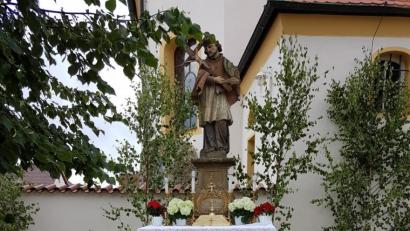 Bild: hzi
Der vierte Altar mit dem von der KAB vorbereiteten Blumenteppich.