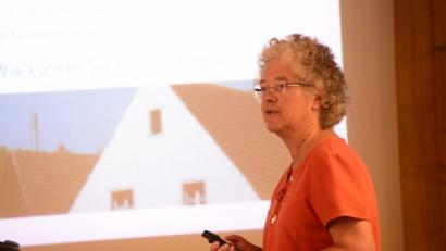 Bild: bey
Monika Seywald, Diplomingenieurin für Raumplanung, stellt im Marktgemeinderat die Gestaltungsfibel, den förmlichen Geltungsbereich des Sanierungsgebietes und das Kommunale Förderprogramm zur Unterstützung sanierungsbereiter Hauseigentümer vor.