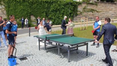 Bild: stg
Nach der Trauung wurde es sportlich: Jochen und Christina Stiegler lieferten sich vor der Kulmainer Pfarrkirche ein Tischtennis-Match.