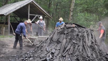 Bild: bnr
Köhler Anton Götz (links) ist mit der Arbeit zufrieden. Nach sechs Wochen kommt beste Holzkohle ans Tageslicht.
