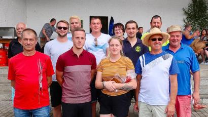Bild: bsc
Die Mannschaft „Maierei“ mit (vorne von links) Werner Maier, Andreas Streim, Tanja Gallitzendorfer und Manfred Maier holte den Titel des „Sommer-Eisstock-Ortsmeisters 2019“. TSV-Spartenleiter Martin Streim (links) gratulierte dem erfolgreichen Team sowie den Vertretern der weiteren Mannschaften.