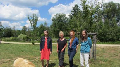Bild: aks
Tereza Fišerova, Hanna Regina Uber, Katerina Kubalová und Herta Wimmer-Knorr (von links) erweitern in den nächsten zwei Wochen den Kunstpfad in den Vilsecker Vilsauen.