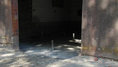 Nach dem Abschluss der ersten Phase der Bohrungen ragt nun eine ganze Anzahl an Metallgewinden aus dem Boden. Der Beton muss nun wieder herausgeschlagen werden, um die Decke darauf aufbauen zu können.