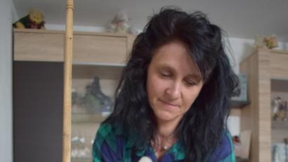 Bild: szl
Seit zwei Jahren spinnt Doris Scharnagl-Lindinger Wolle. Das alte Handwerk hat sie sich selbst beigebracht. Das Spinnrad baute ihr Mann Matthias für die 46-Jährige um – es wird durch einen Motor betrieben.