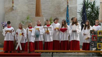 Bild: exb
Zwölf Ministranten präsentierten nach dem Evangelium die verschiedenen Attribute und Beigaben der zwölf Apostel.