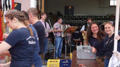 Bild: fjo
Die "Musik-Boys" aus der Nachbargemeinde Georgenberg (im Hintergrund) musizieren zum 26. Mal beim Feuerwehrfest.