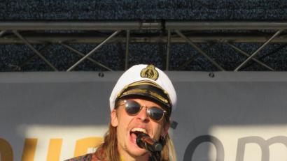 Bild: ubb
Der Musikkabarettist Matze Wolf unterhielt am Mittwochabend auf der Seebühne mit feinsinnigem Sarkasmus