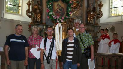 Bild: gpa
Mit Urkunden würdigt das Pfarramt Heiligste Dreifaltigkeit Gößweinstein Irmgard Götz (Zweite von links) für ihre 50. Teilnahme an der Wallfahrt. Für seine 45. Pilgerschaft und die 20. als Wallfahrtsleiter erhält Herbert Körper (rechts) ebenfalls eine Gößweinsteiner Dankurkunde. Stadtpfarrer Jeschner (rechts, hinten) dankt den beiden treuen Pilgern, ebenso Wolfgang Denk (links), Reinhard Schmidt und Wolfgang Seemann (Dritter und Vierter von links), die sich als "Bildträger" auf dem Weg immer wieder abgelöst haben.