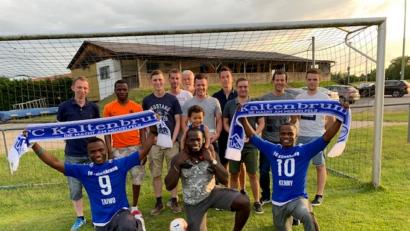 Bild: bk
Abschied mit Wehmut von wichtigen Torjägern wie von (vorne, mit Schal) den Zwillingen Taiwo und Kehinde ("Kenny") Adelusi. Dem FC erhalten bleiben vorerst Daniel Nyachnaya (vorne, Mitte) und Patrice Mbang`on (oranges T-Shirt). Hinten, von links Thomas Malzer, Thomas Pritzl, Ehrenvorsitzender Sepp Pritzl, Stefan Bauer, Dominik Pritzl, Markus Tafelmeyer, Christian Bauer und Jonas Trisl.
