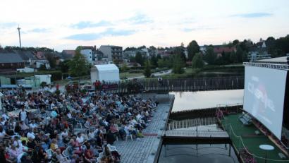 Bild: Susanne Forster
Ein voll besetzter Zuschauerraum beim Freiluftkino.