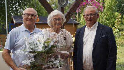 Bild: arw
Zweiter Bürgermeister Heinrich Maier gratuliert Gertraud und Hans Eismann zur diamantenen Hochzeit.