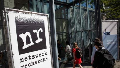 Bild:  Christian Charisius/dpa
Teilnehmer der Jahreskonferenz des Vereins Netzwerk Recherche auf dem Weg zur Eröffnungsveranstaltung. Netzwerk Recherche e.V. wurde 2001 gegründet, um die journalistische Recherche und den Qualitätsjournalismus in Deutschland zu stärken.