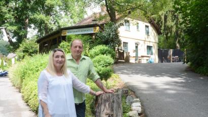 Bild: Gabi Schönberger
Bianca Albrecht und Werner Wenzel sind die neuen Pächter der Traditionsgaststätte "Hubertus" am "Burgstall" in Weiden.