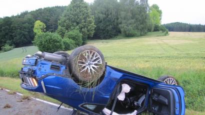Bild: Polizei Sulzbach-Rosenberg
Total beschädigt blieb der Mustang neben der Straße liegen, der Fahrer konnte sich selbst befreien.