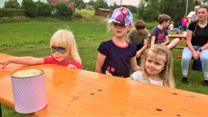 Bild: jml
Spannung beim Dosenwerfen! Bleibt sie auf dem Tisch oder purzelt sie runter?