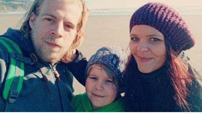Bild: exb/privat
Vor einem Jahr wanderten Joseph und Christina Walberer mit ihrem Sohn Lukas nach Neuseeland aus. Kurz nach ihrer Ankunft machen sie ihren ersten Strandausflug nach Raglan ans Meer.