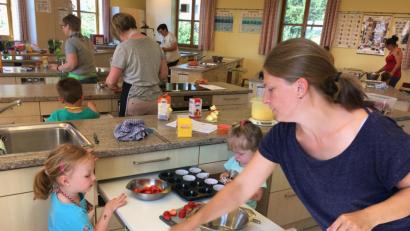 Bild: ihl
An jeder Kochinsel bereiten Mutter und Kind ein Gericht zu. Emma (links) schaut mal beim Nachbarn nach dem Rechten.