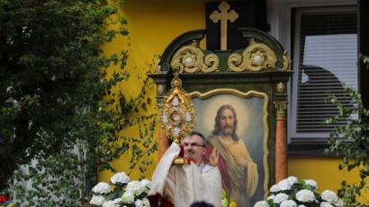 Bild: JOCHEN NEUMANN 
ERBENDORF
Pfarrer Martin Besold mit dem Allerheiligsten am Altar vor dem Kaufhaus Baier am Marktplatz.