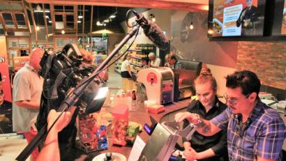 Bild: stg
Egal, ob beim Currywurst-Einschweißen oder beim Soße-Testen: Das Kamerateam war Chris Töpperwien immer auf den Fersen.