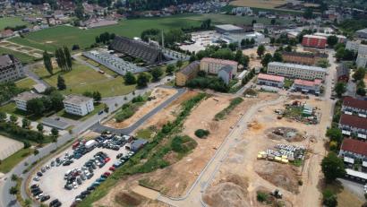 Bild: Michael Kapitza 
Dieses Drohnen-Bild verdeutlicht die Dimension, um die es am Bergsteig geht. Im Vergleich zu den unübersehbaren Brachflächen, die laut Stadtbau-Geschäftsführer Maximilian Hahn ab nächsten Jahr bebaut werden sollen, wirkt die Glasfabrik (links oben) fast schon winzig.
